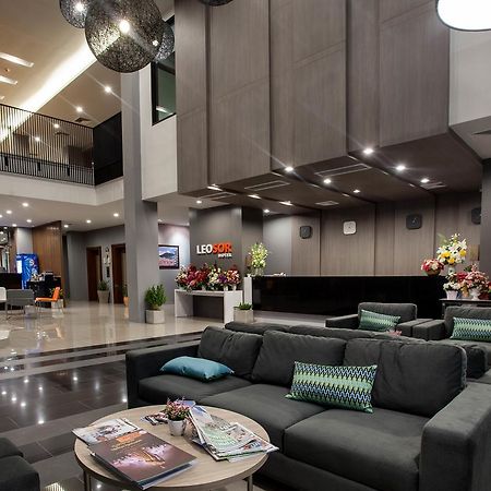 Leosor Hotel Накхонратчасіма Екстер'єр фото