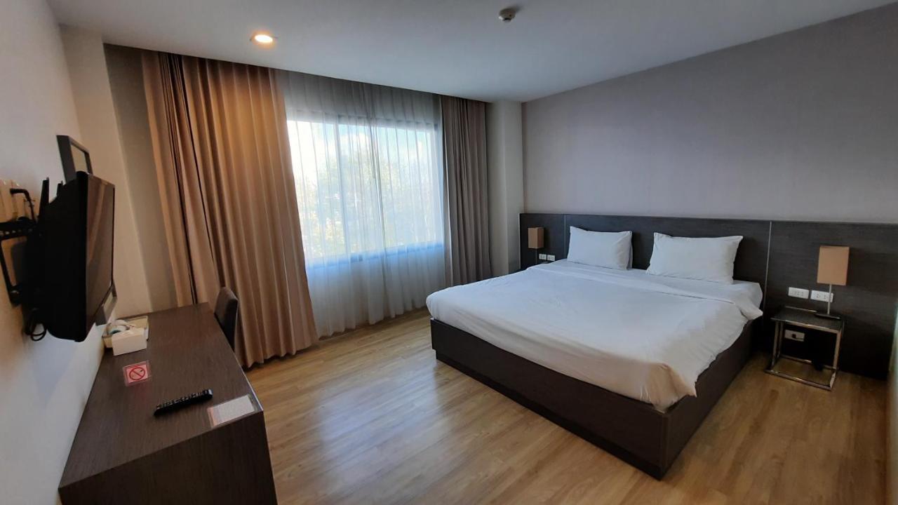 Leosor Hotel Накхонратчасіма Екстер'єр фото