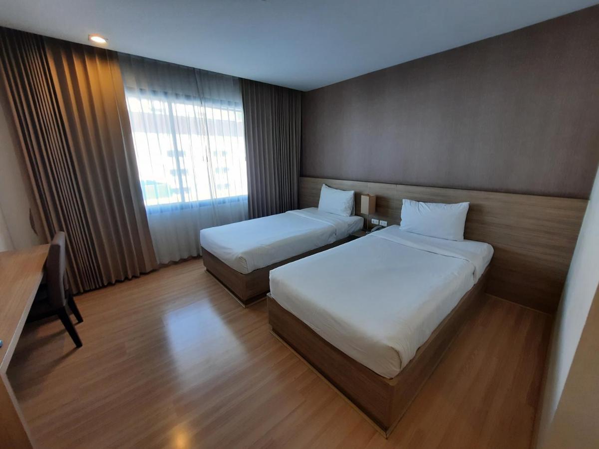 Leosor Hotel Накхонратчасіма Екстер'єр фото