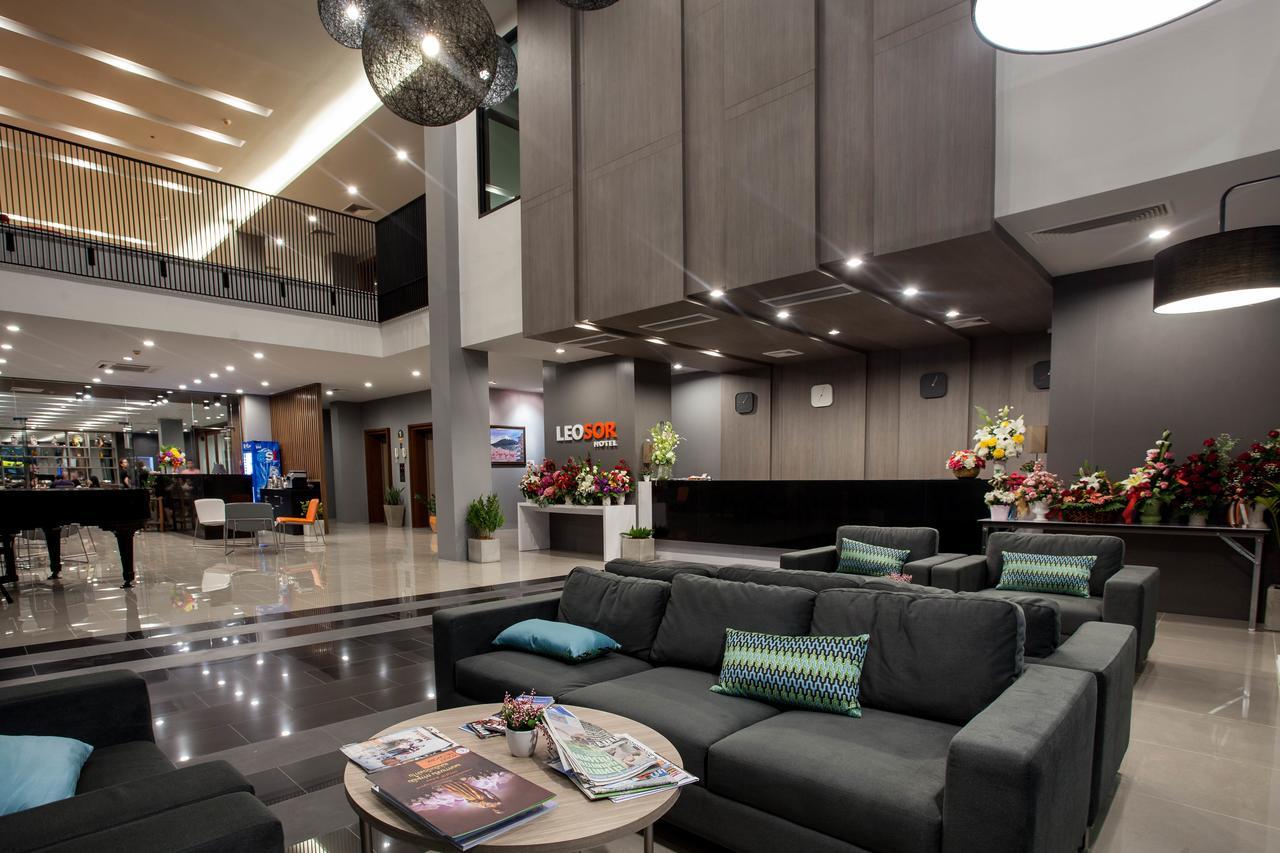 Leosor Hotel Накхонратчасіма Екстер'єр фото