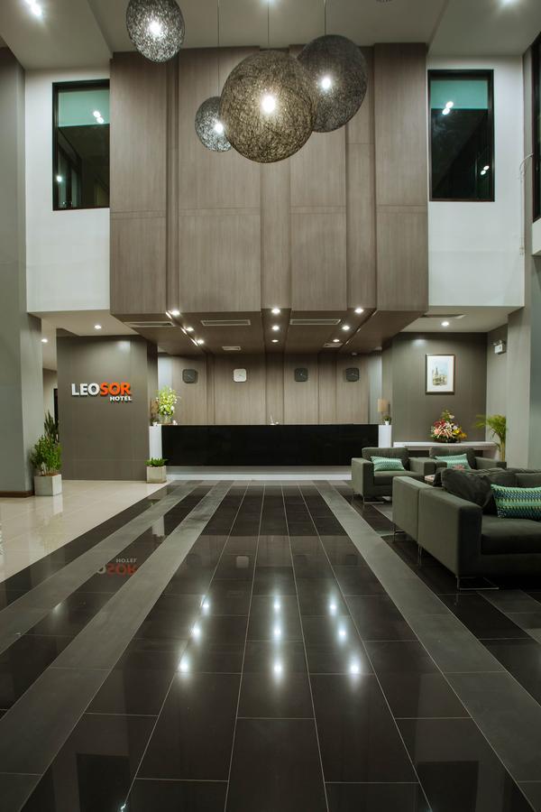 Leosor Hotel Накхонратчасіма Екстер'єр фото