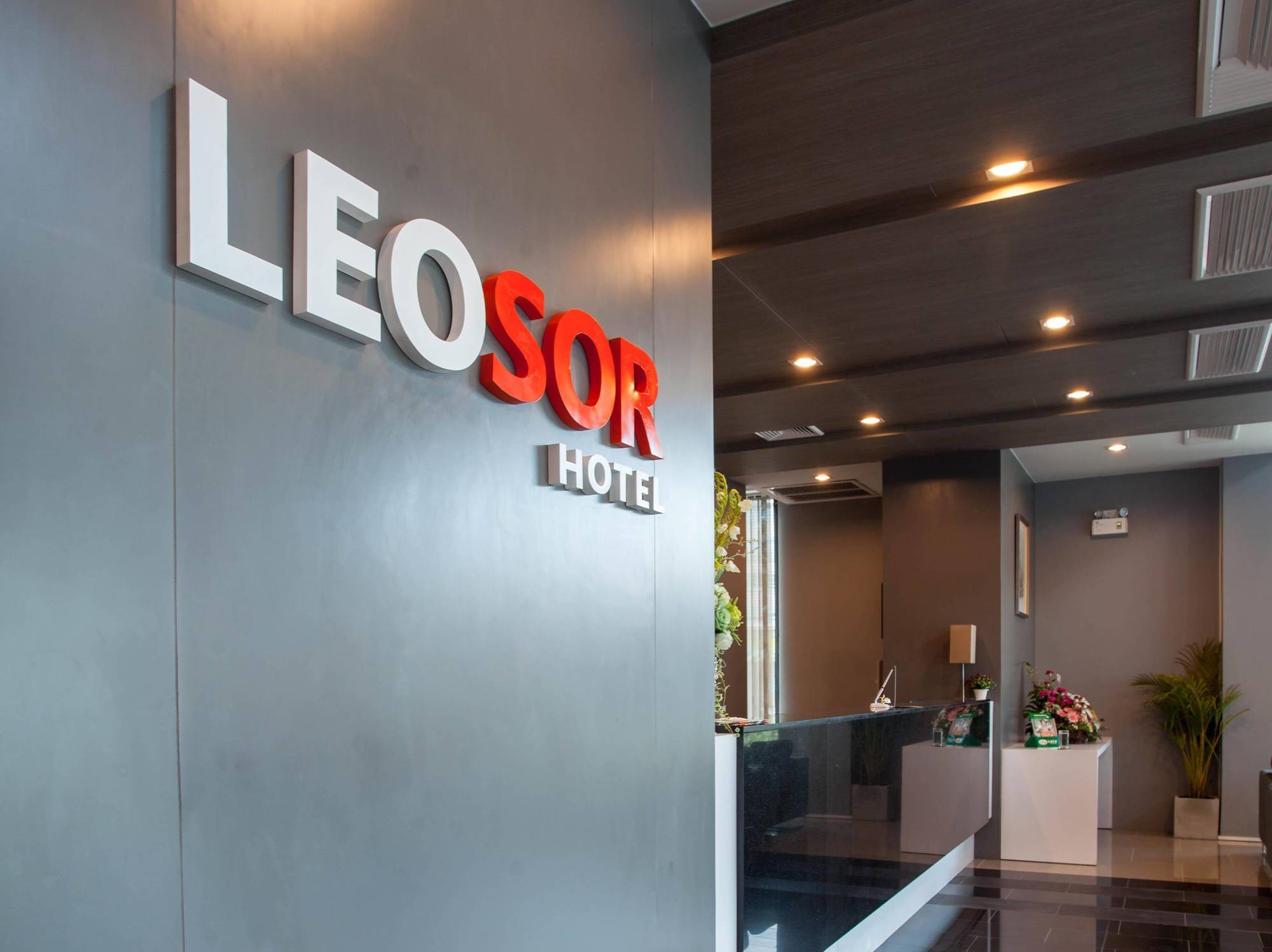 Leosor Hotel Накхонратчасіма Екстер'єр фото