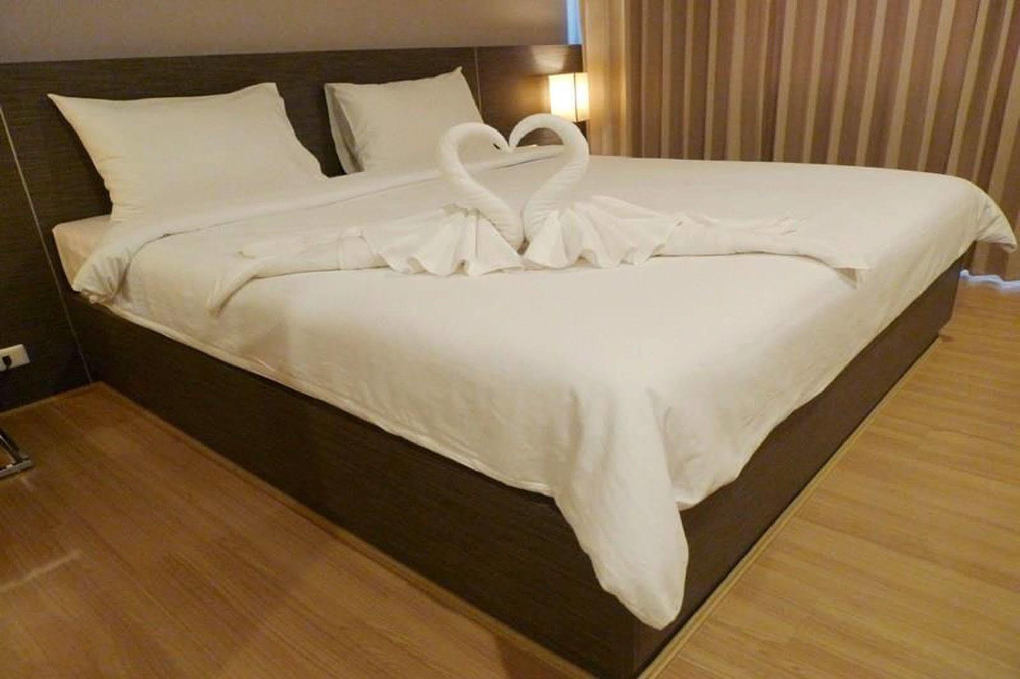 Leosor Hotel Накхонратчасіма Екстер'єр фото