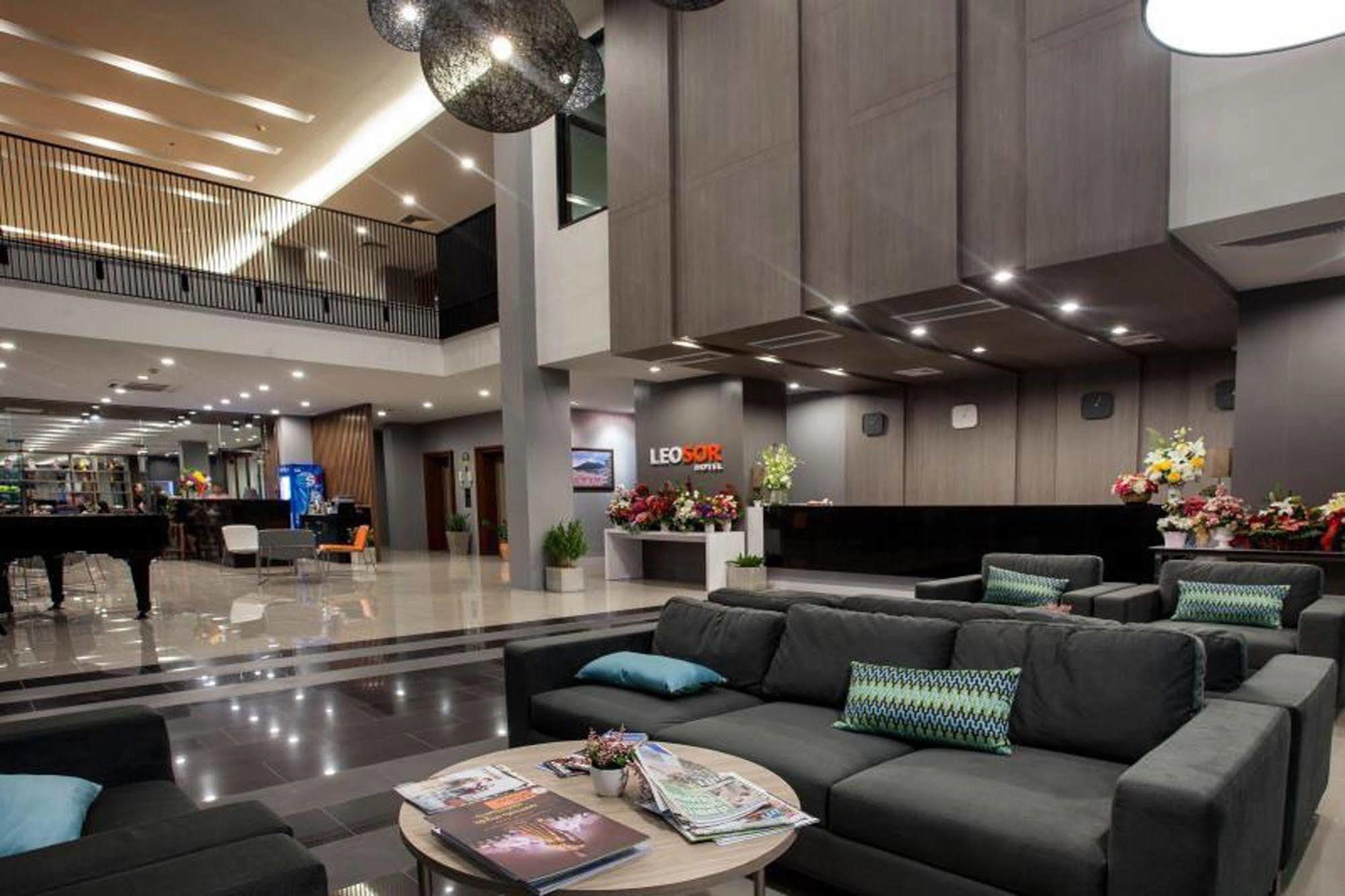 Leosor Hotel Накхонратчасіма Екстер'єр фото