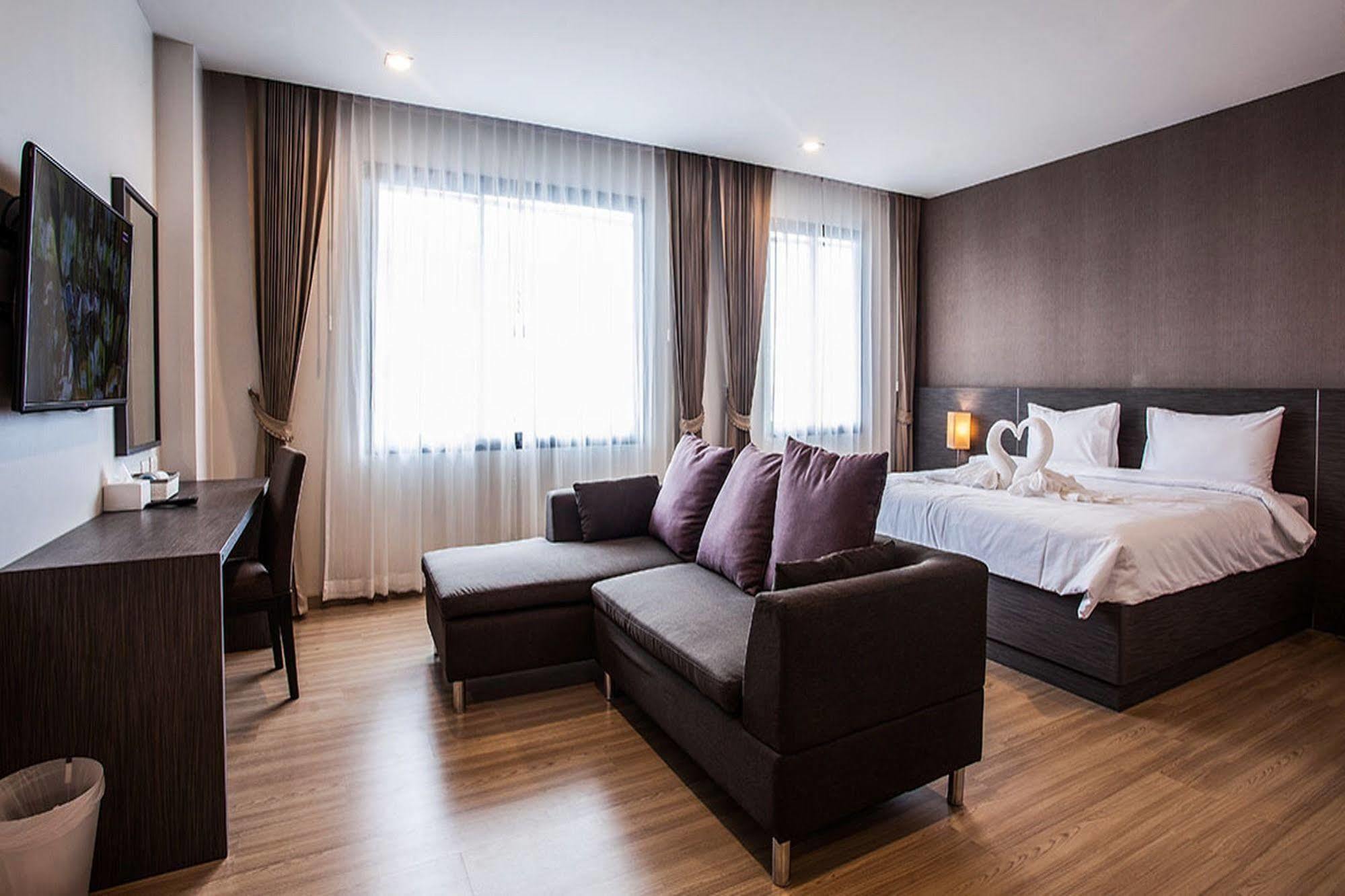 Leosor Hotel Накхонратчасіма Екстер'єр фото