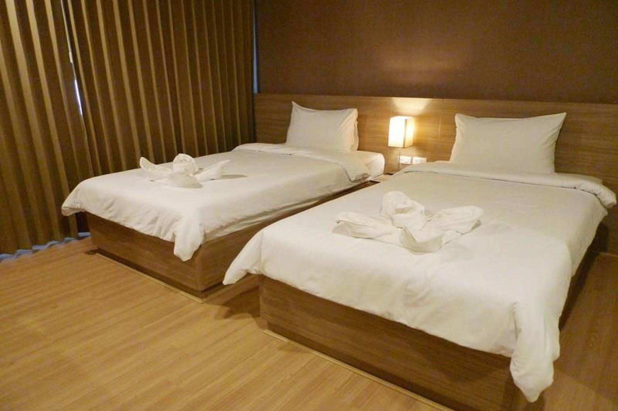 Leosor Hotel Накхонратчасіма Екстер'єр фото