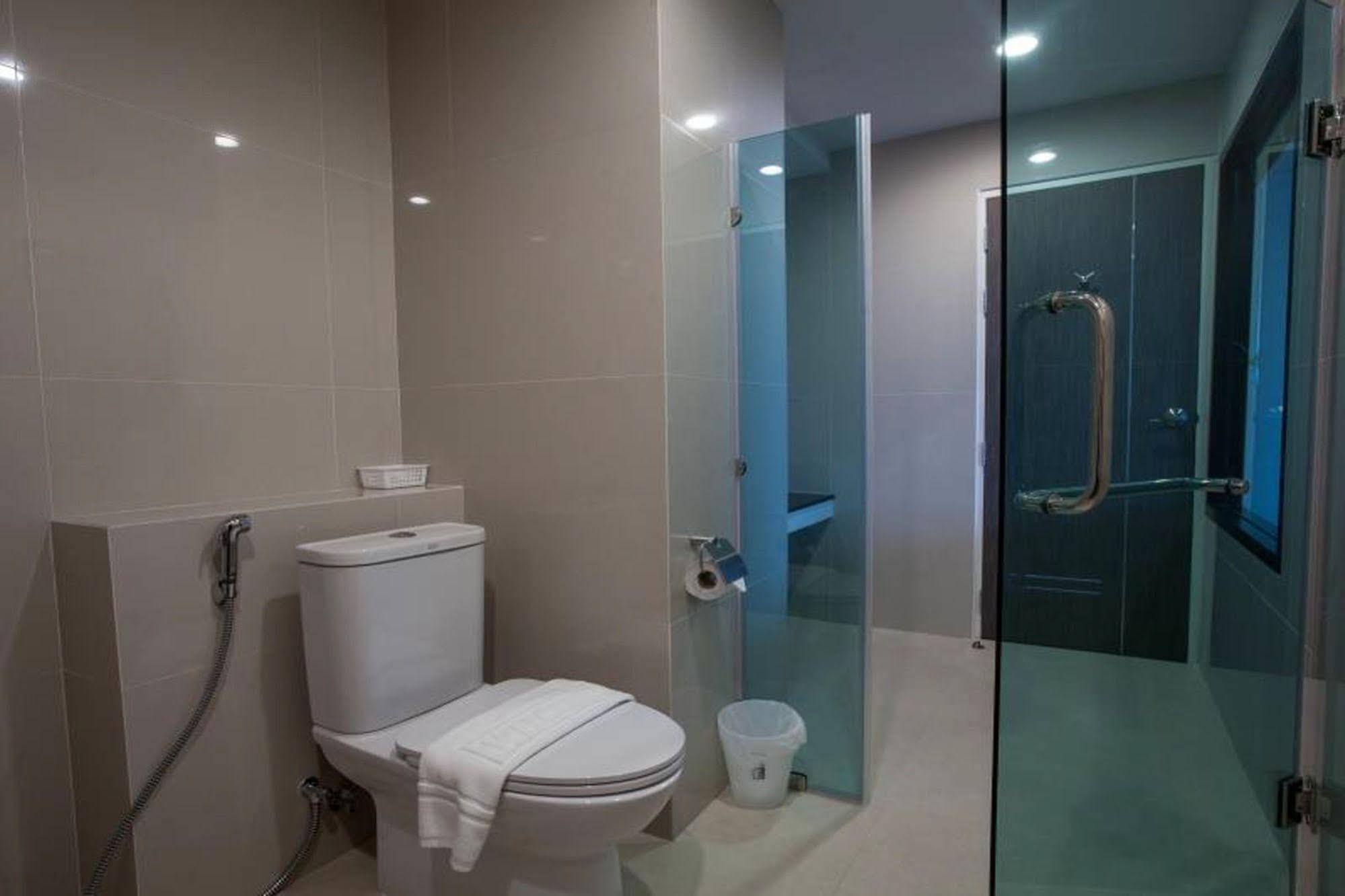 Leosor Hotel Накхонратчасіма Екстер'єр фото