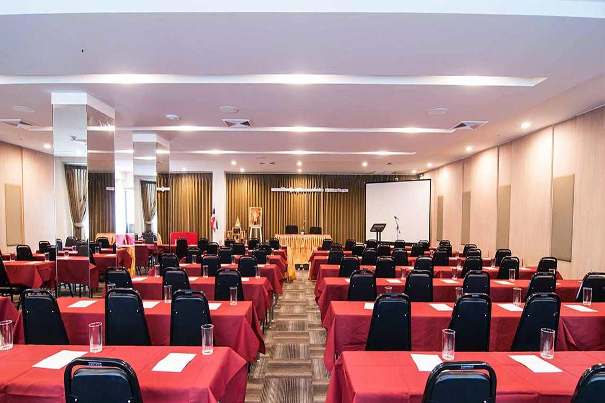 Leosor Hotel Накхонратчасіма Екстер'єр фото
