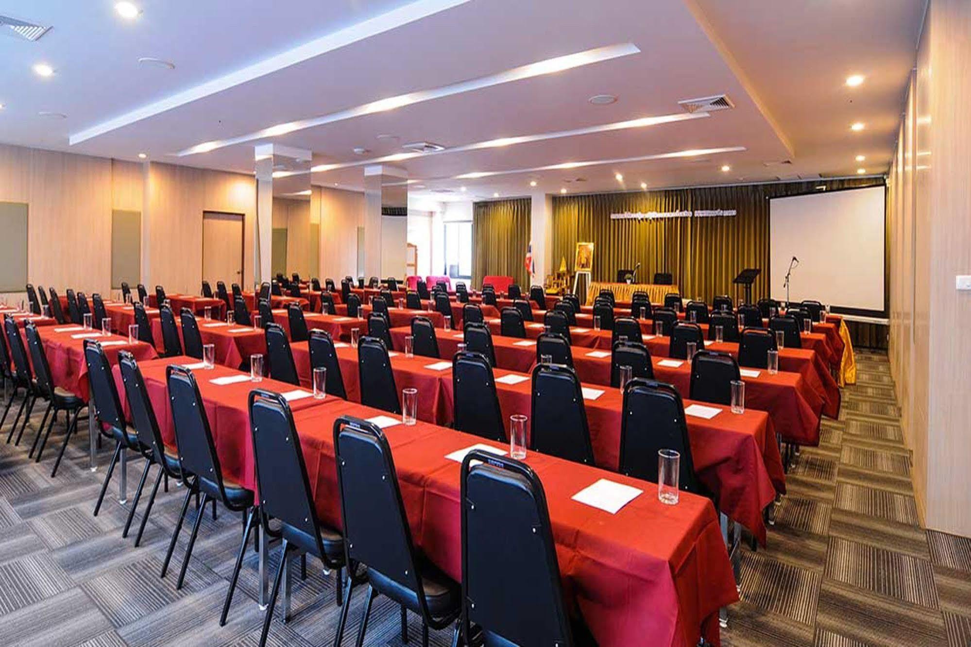 Leosor Hotel Накхонратчасіма Екстер'єр фото